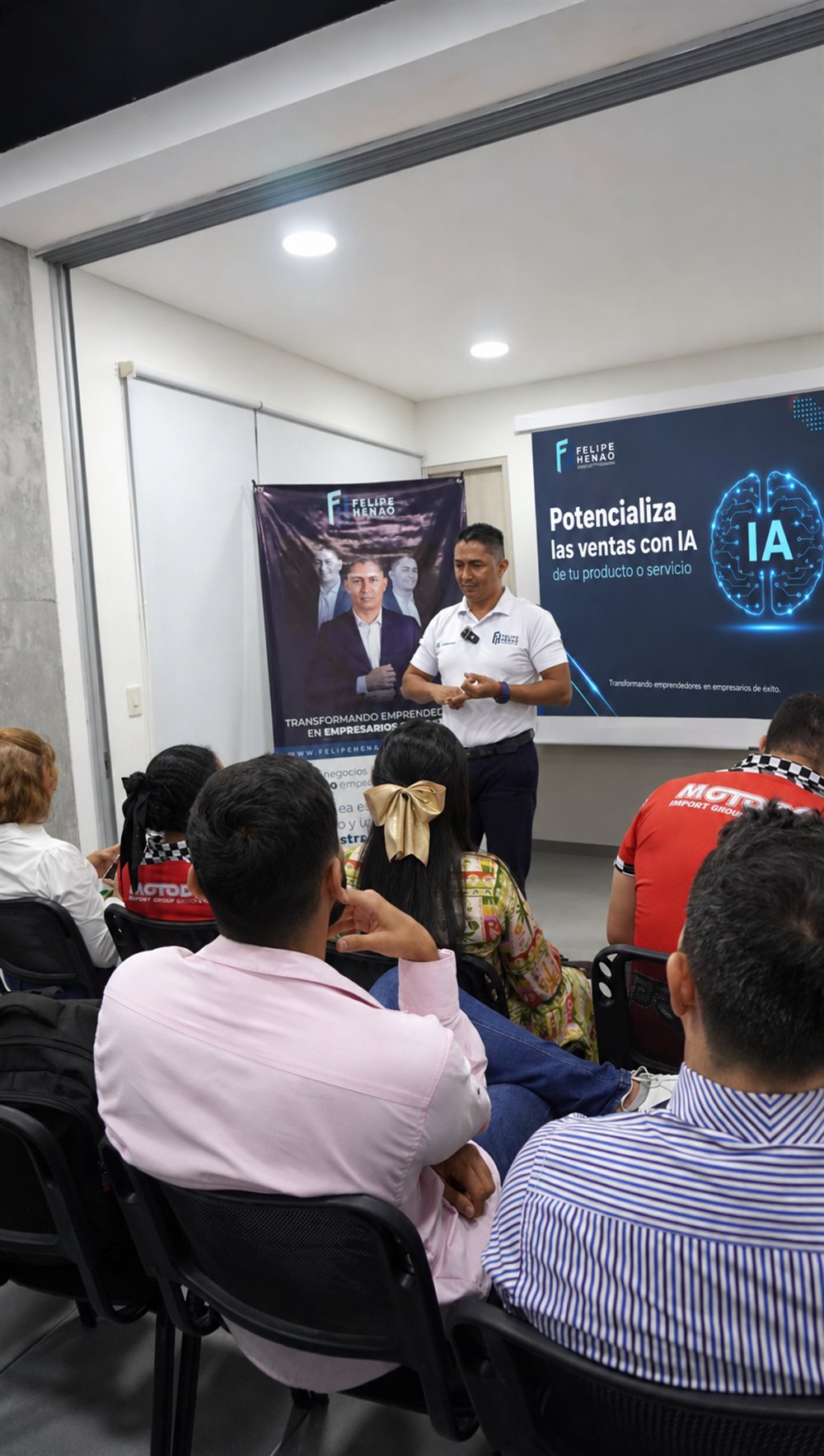 Felipe Henao dando conferencia sobre ventas con IA