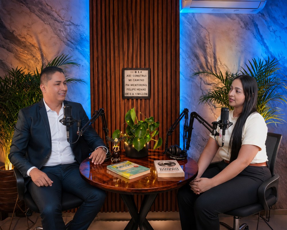 Camila Vargas contando el proceso de Gaelia Moda SAS en el podcast Así construí mi camino