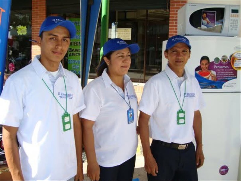 Felipe Henao vendiendo electrodomésticos, inicio de su experiencia comercial